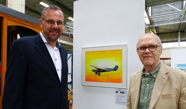 Thijs Postma met museumdirecteur Arno van der Holst bij een van zijn werken.