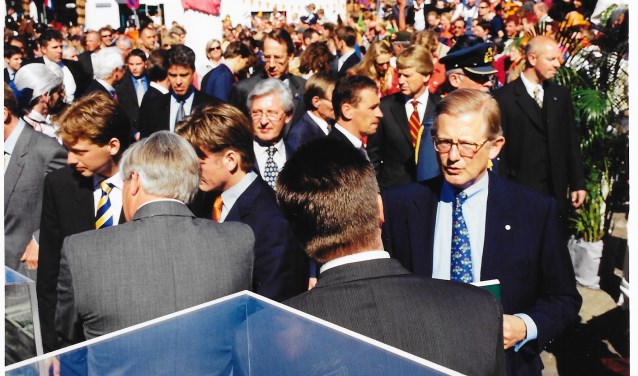 Jan Lenstra tussen de prinsen op de Burg. Wallerweg