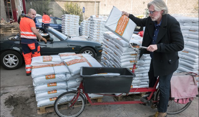 Fietsen, kruiwagens, auto's, bakfietsen, het werd allemaal ingezet om de zakken compost af te halen bij Spaarnelanden.