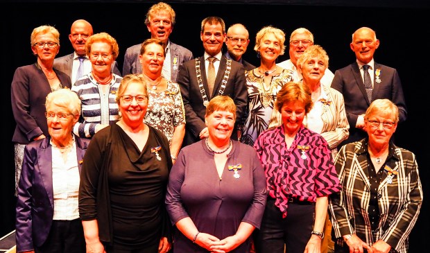 Na afloop van de ceremonie gingen alle aanwezige gedecoreerden met burgemeester De Jong en zijn vrouw op de foto.