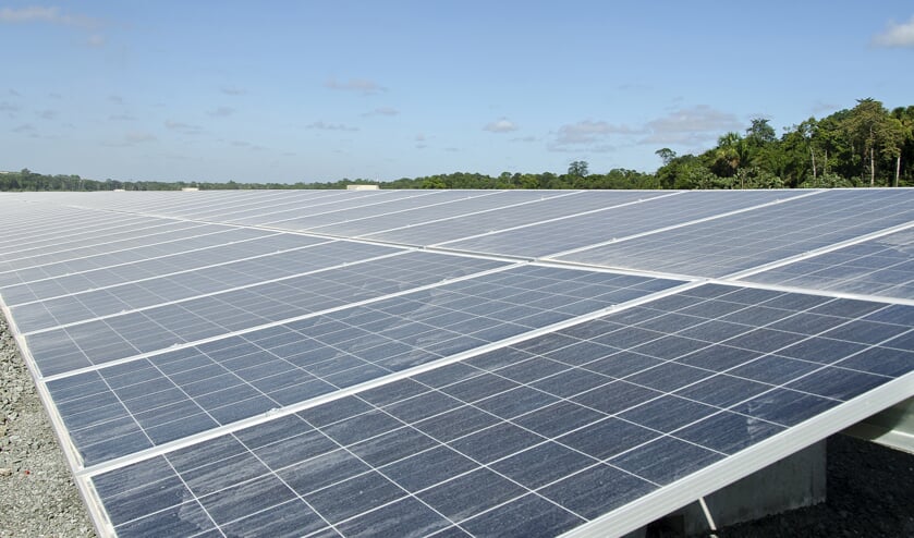 BROKOPONDO - De zonnecentrale van het Canadese goudmijnbedrijf 'Iamgold' in Brokopondo, Suriname, 85 kilometer ten zuiden van hoofdstad Paramaribo. De 16.800 zonnepanelen leveren in totaal 5 MegaWatt, gelijk aan het verbruik van duizend huishoudens. Het opzetten van het zonnepark kostte 9,5 miljoen 
