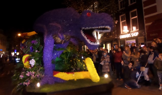 De feestelijke optocht van het Bloemencorso kwam zaterdagavond aan in het centrum van Haarlem.