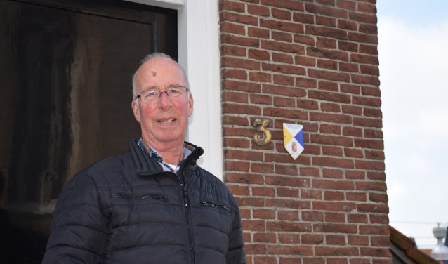 Jan van Rooijen voor zijn ouderlijk huis