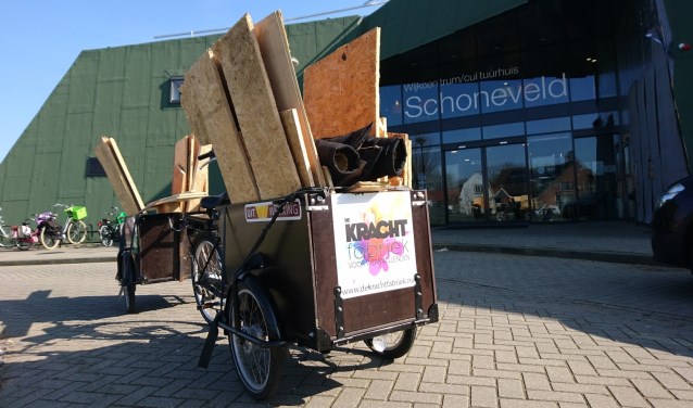 De bakfiets van De Krachtfabriek vol met hout van het oude dak van Schoneveld.