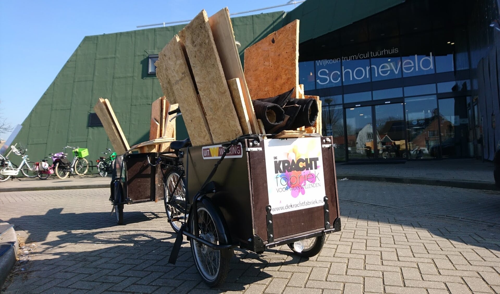 De bakfiets van De Krachtfabriek vol met hout van het oude dak van Schoneveld.