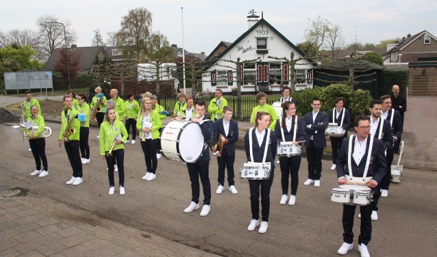 Eigentijdse kleuren voor de muzikanten van Door Wilskracht Sterk, dankzij nieuwe, moderne uniformen.