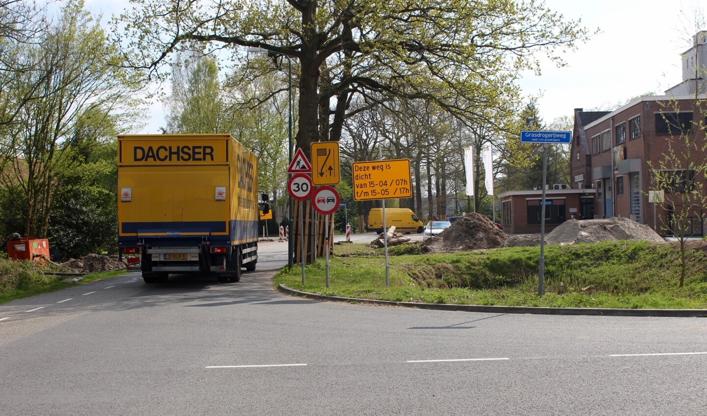De bocht bij Grasdrogerij/Hamersveldseweg. Rechts de ABZ Diervoeding fabriek.