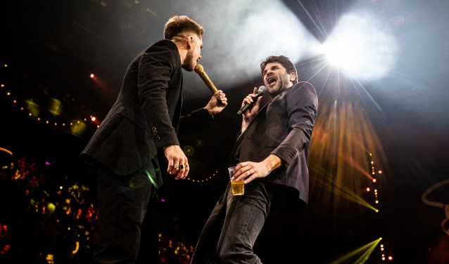 De hoofdacts van Vrienden van Nijkerk, André Hazes en Xander de Buisonjé, in actie tijdens 'Holland Zingt Hazes'.