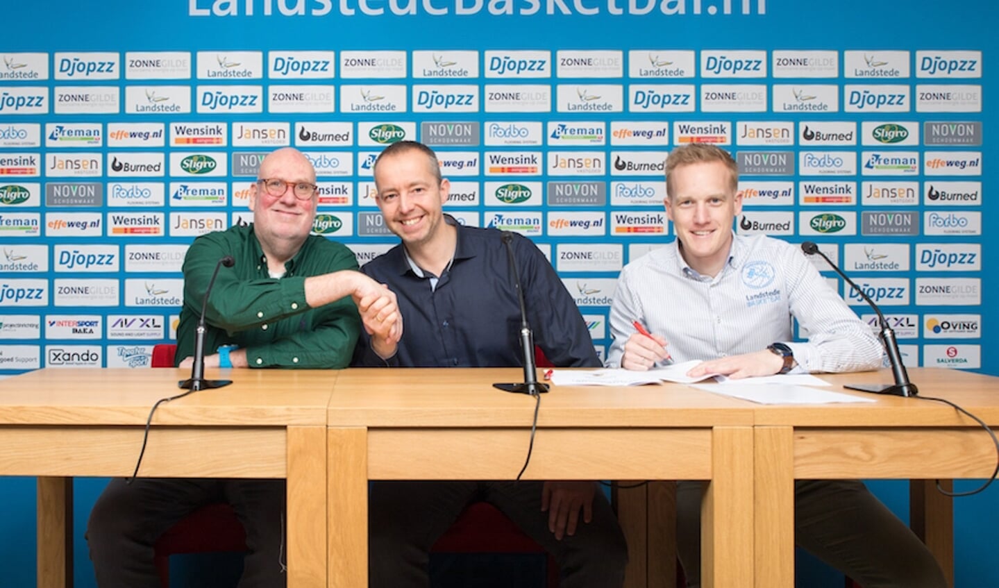 Adriaan van Bergen en Danny van Dijk schudden de hand na de ondertekening van de partnerovereenkomst