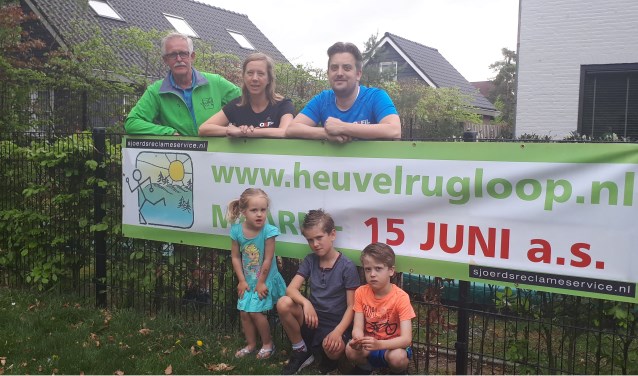 Gert Dijkhorst met de deelnemende familie Wouda, klaar voor de Heuvelrugloop op 15 juni.