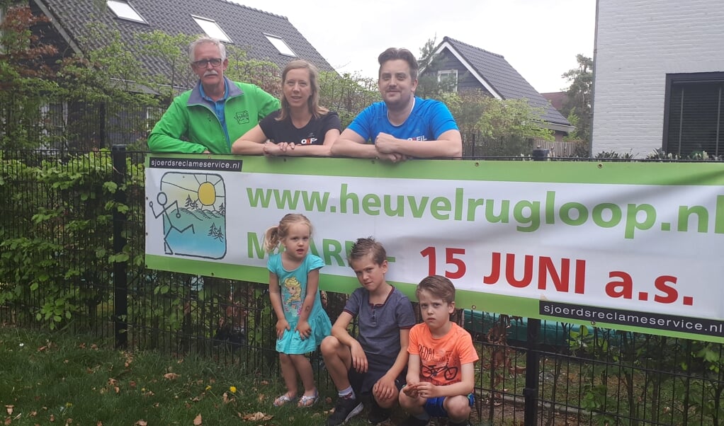 Gert Dijkhorst met de deelnemende familie Wouda, klaar voor de Heuvelrugloop op 15 juni.