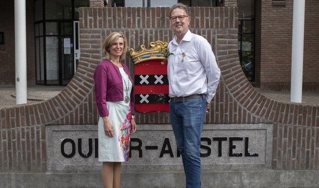 Burgemeester Joyce Langenacker en Frank van der Linden.