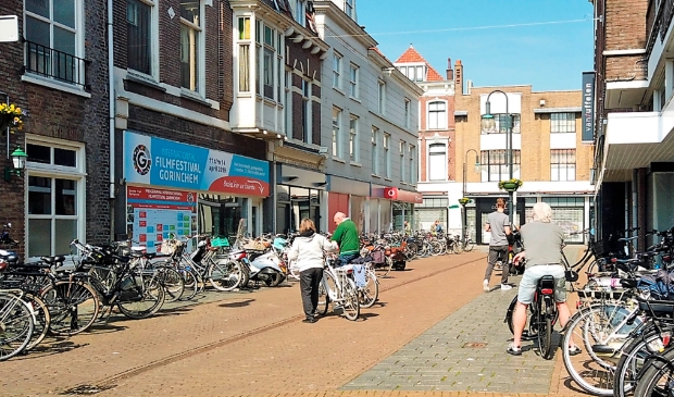 <p>Op drukke dagen staan wel duizend fietsen her en der in de binnenstad</p>