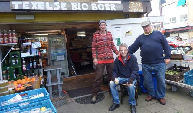 Texelse Bio Boer Rob Oomes, met pet op, verkoopt elke zaterdag samen met zijn team verse en biologische producten.