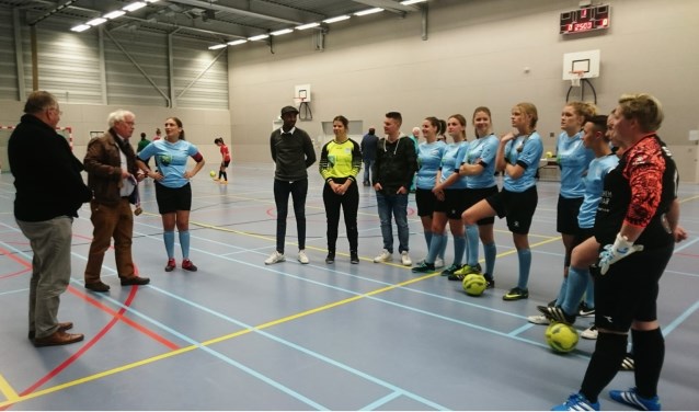 De kampioensschaal van de KNVB is woensdag uitgereikt aan de vrouwen van ZVG/Cagemax
