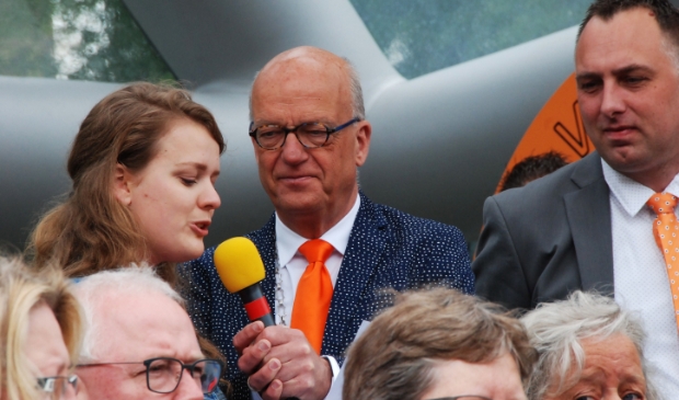 <p>Burgemeester Harry de Vries vorig jaar tijdens Koningsdag.In zijn afscheidsbrief roemt hij onder meer de bruisende Oranjevereniging van Scherpenzeel. </p>