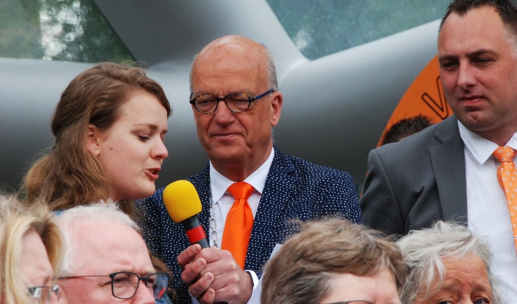 Burgemeester Harry de Vries vorig jaar tijdens Koningsdag.In zijn afscheidsbrief roemt hij onder meer de bruisende Oranjevereniging van Scherpenzeel. 