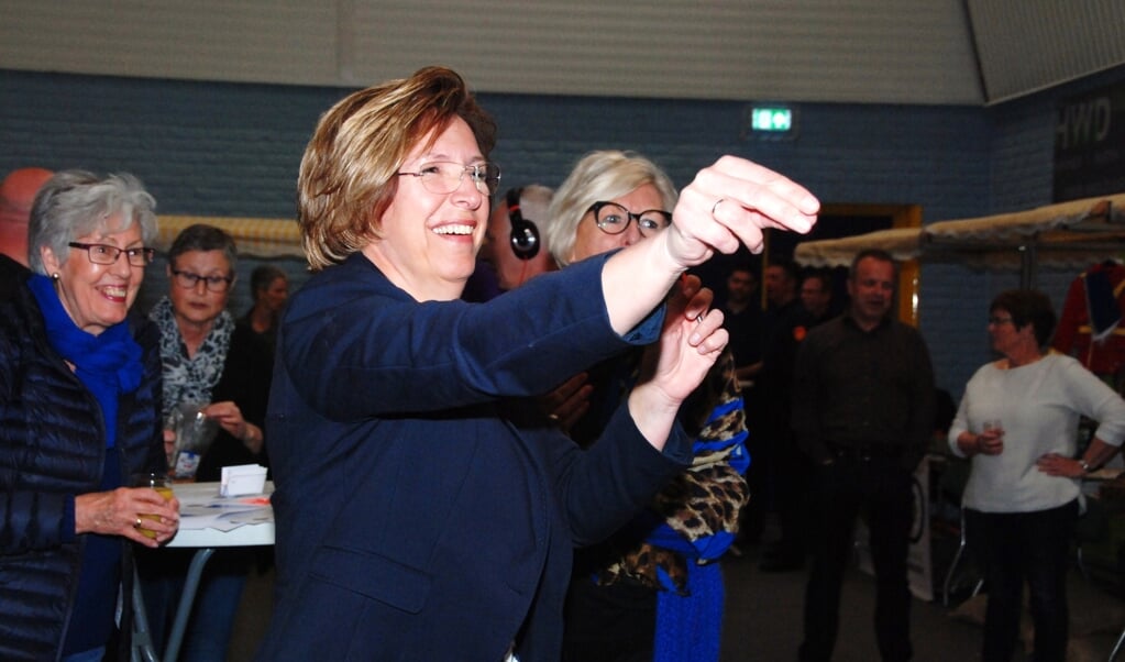 De verrichtingen op het dartsbord van burgemeester Petra Doornenbal worden door belangstellenden gevolgd.