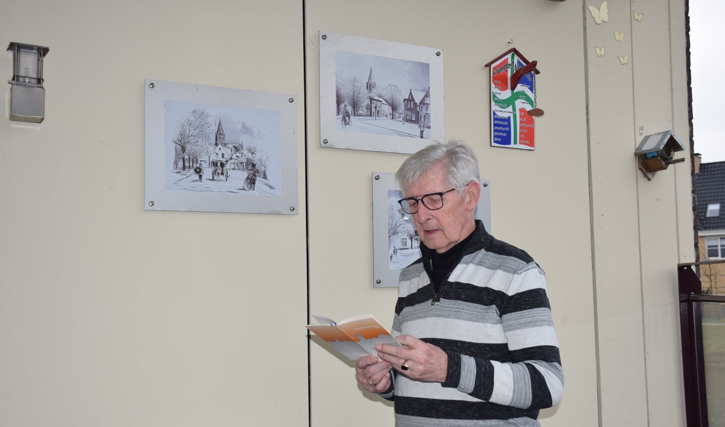 Jan Lenstra bekijkt het programmaboekje