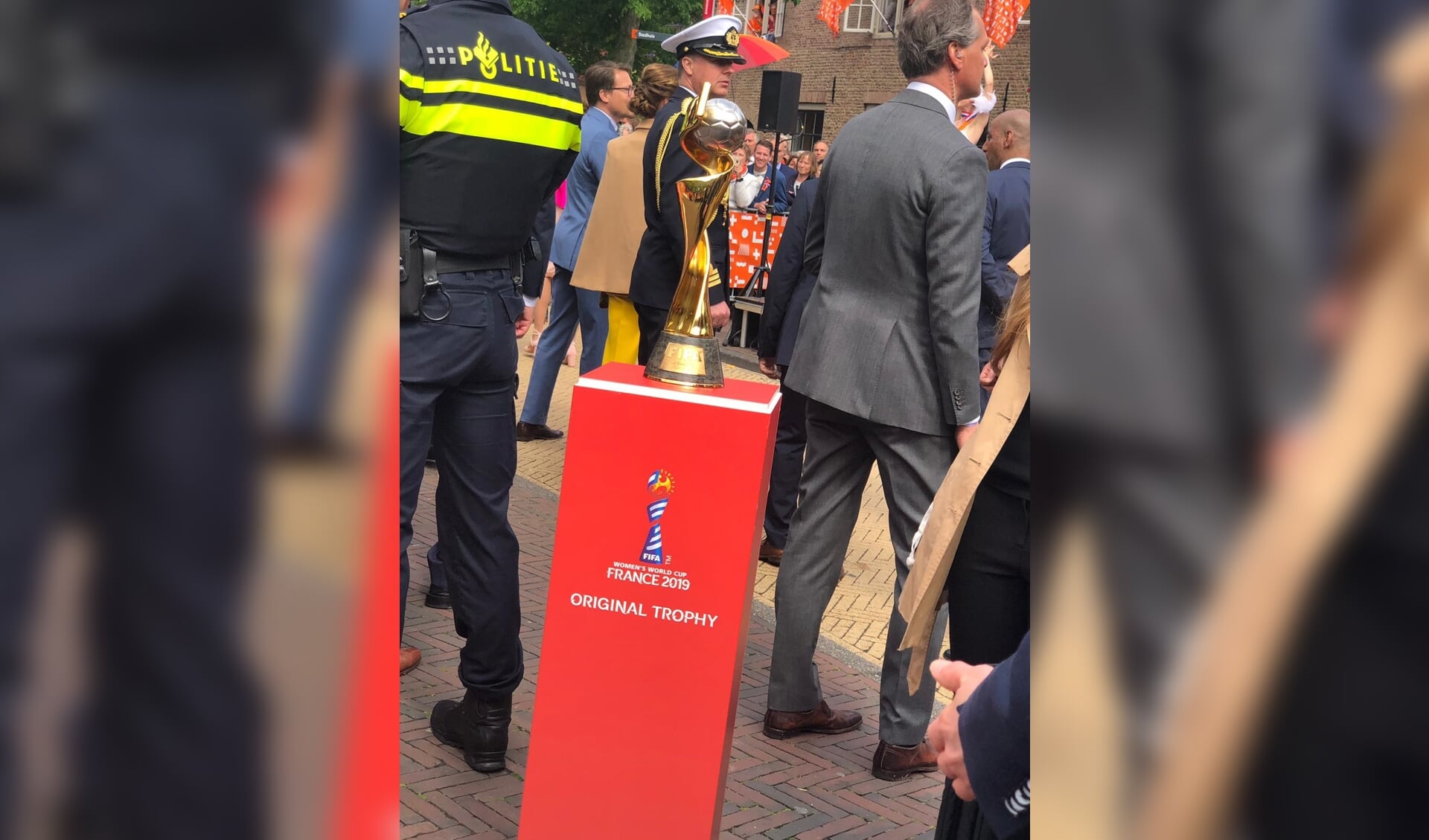 De trofee waar de Nederlandse voetbalvrouwen binnenkort om gaan strijden.