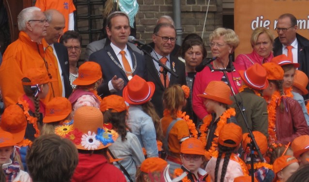 Ook dit jaar begint Koningsdag traditiegetrouw met de aubade.