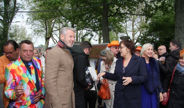 et college arriveert bij de speeltuin in Zwanenburg waar het feest in volle gang is.Op de voorgrond burgemeester Onno Hoes en wethouder Mieke Booij.