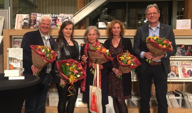 Ingrid Hoogendijk (midden) werd op 3 maart uitgeroepen tot Z-O-U-T-schrijver 2019.