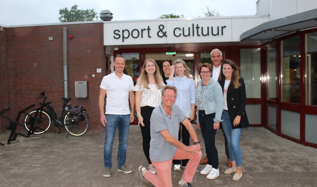 Van links naar rechts: Michel Hardeman, marielle van Kolfschoten, Marjolein van Elteren, Dana Wams, Elly van Oosterom, Arie Lengkeek, Carlijn de Smit, voor Wils van de Steen.