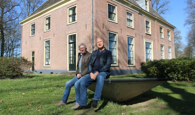 Ted Benschop (rechts) en Jaap Klomp voor Huis Kernhem, voor expo's beeldende kunst, lezingen, klassieke en jazz concerten.