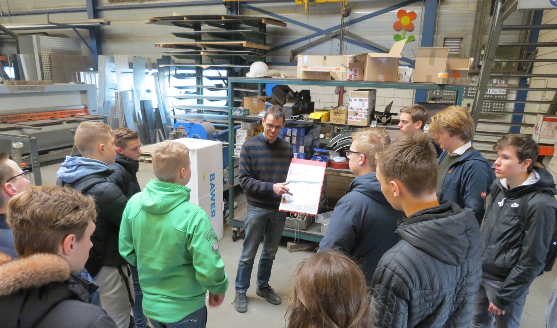 Leerlingen krijgen uitleg bij carrosseriebedrijf in Nieuw Vennep