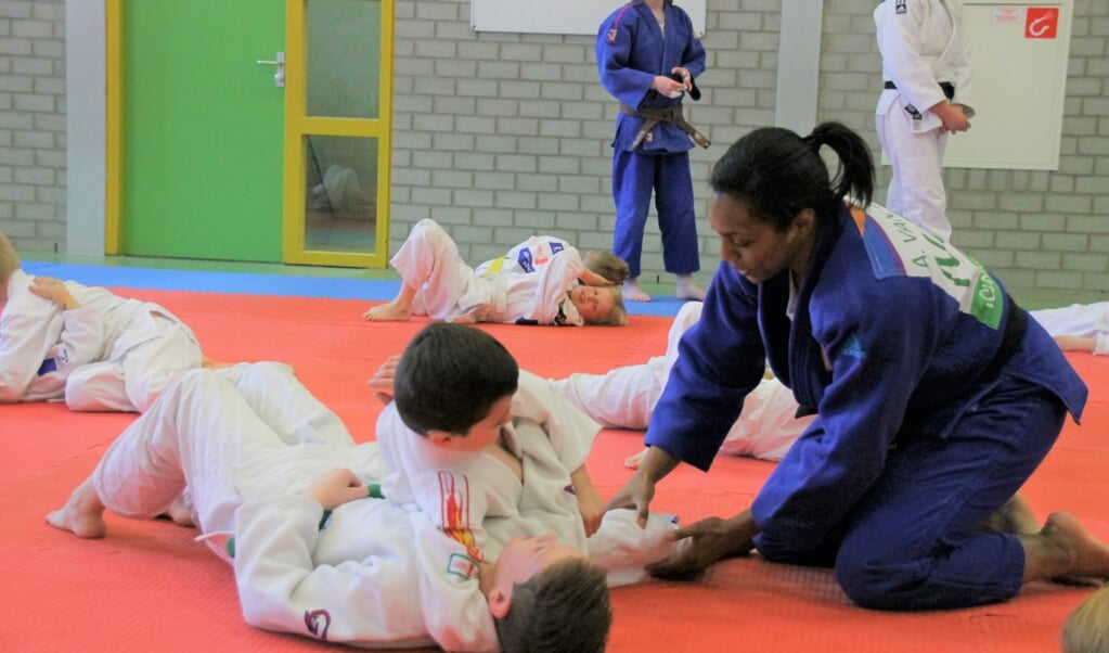 Een van de vele activiteiten van Sportservice: Anicka van Emden leert kinderen een judoworp.