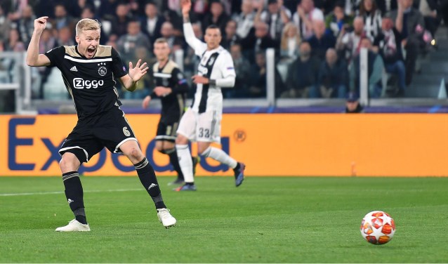 Donny van de Beek maakt de 1-1 in de 34ste minuut in Turijn.