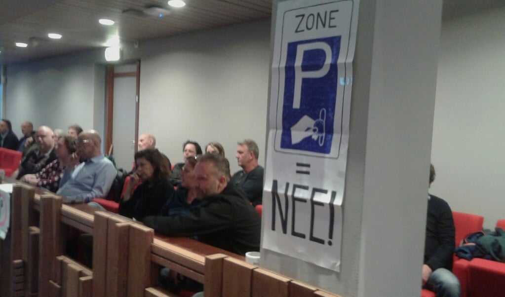 Boze burgers in de raadszaal bij een debat over betaald parkeren. 