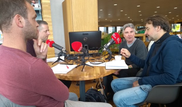 Met de klok mee: Dennis van Ommeren (RTV Utrecht), gespreksleider Kees Hoogendijk, Jeroen de Valk (De Stad Amersfoort) en John Spijkerman (De Stadsbron) bespreken de Amersfoortse politiek.