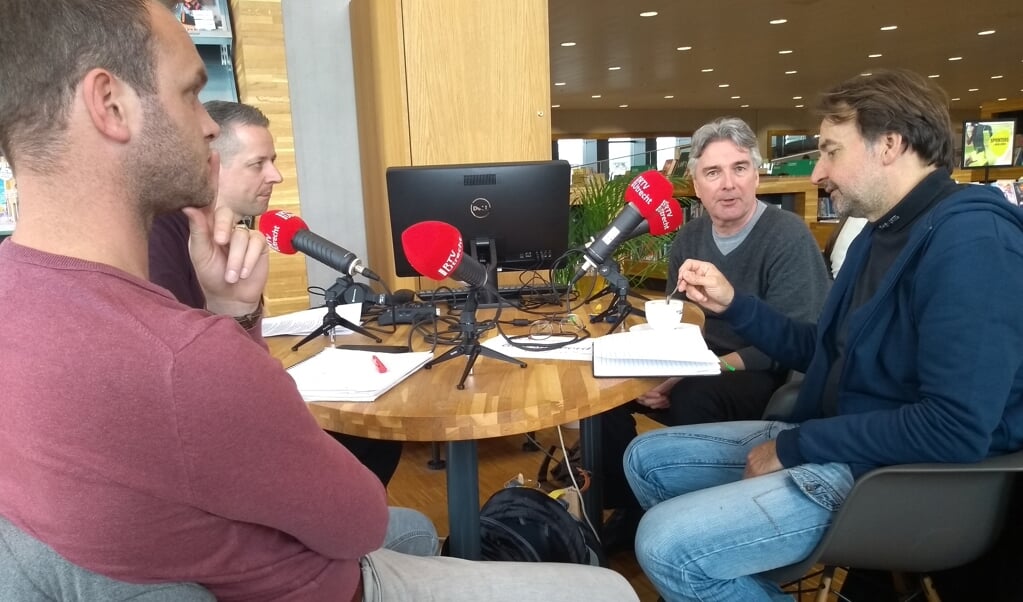 Met de klok mee: Dennis van Ommeren (RTV Utrecht), gespreksleider Kees Hoogendijk, Jeroen de Valk (De Stad Amersfoort) en John Spijkerman (De Stadsbron) bespreken de Amersfoortse politiek.  
