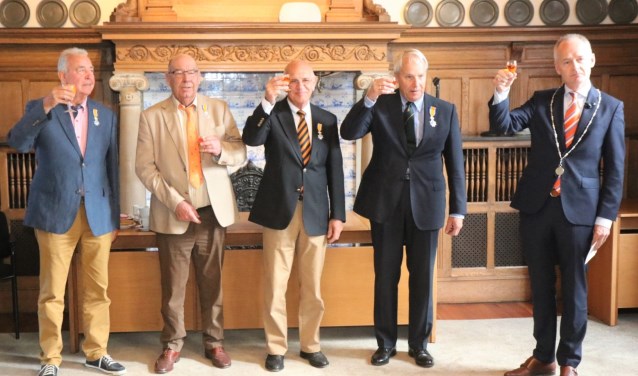 Van links naar rechts: Tom de Roode, Gerard Versteege, Hans Reijmers en Onno Borgeld werden koninklijk onderscheiden