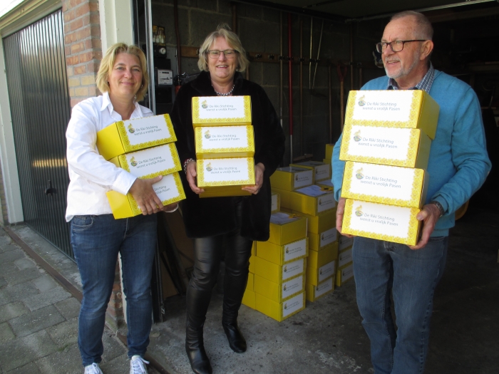 De vrijwilligers staan klaar voor het bezorgen van de paaspakketjes