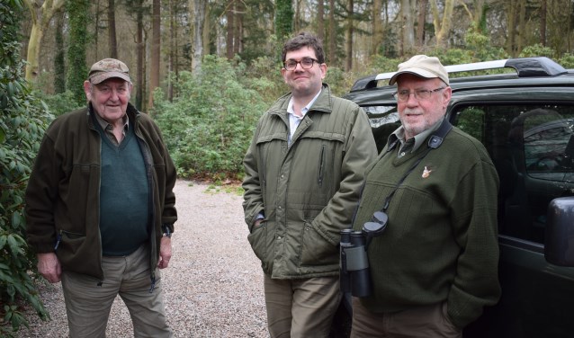 Het telteam v.l.n.r. Henk Voskuilen uit Soest, Paul Bosch van Drakestein en Soester Jan Vos. Reeën komen voor de schemering tevoorschijn om te eten.