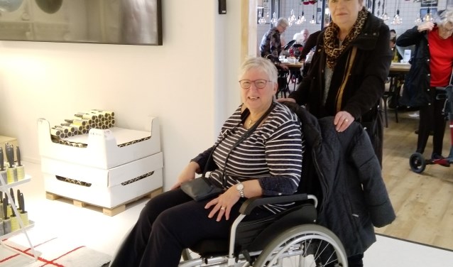 Mevrouw Smulders en vrijwilligster Marijke.
