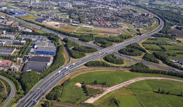 Het te krappe klaverblad Hoevelaken vanuit de lucht.