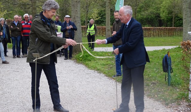 Jan Gorter en Johan Carel Bierens de Haan openen de bloemenwaaier.