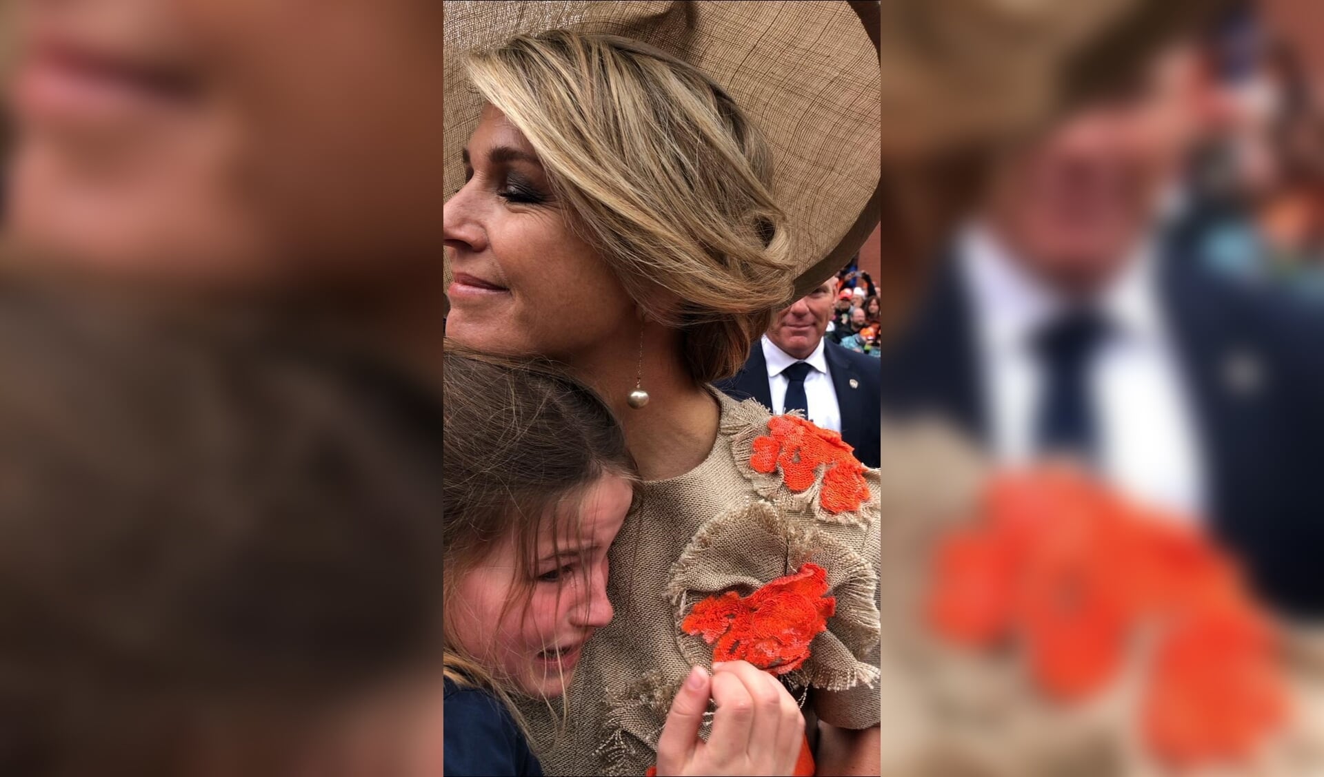 Dé foto van Koningsdag 2019: Maxima troost de negenjarige Sarah Geluk. 