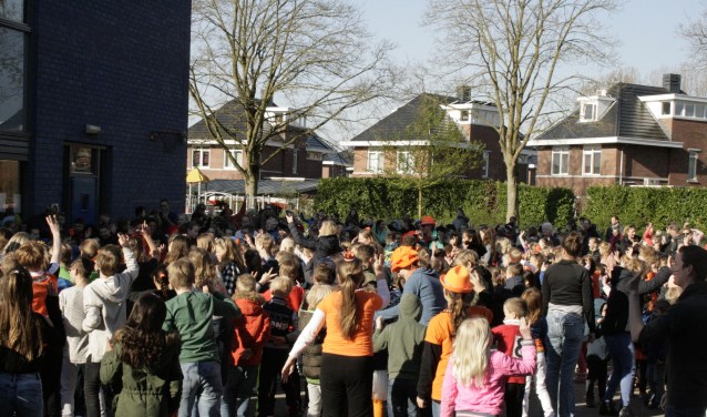 Vrijdag 12 april vonden de jaarlijkse koningsspelen plaats. De dag begon vrijdagochtend met dansen en zingen.