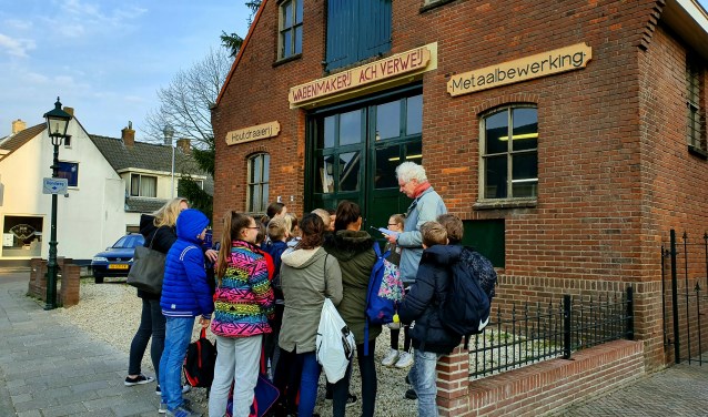Otto Wttewaall met groep 8 bij de Wagenmakerij, deze werd gebombardeerd in de oorlog