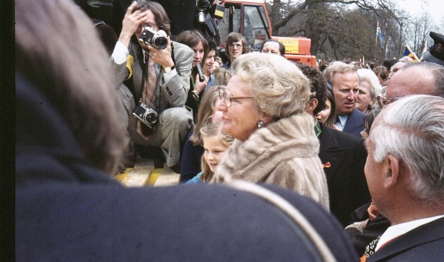 Na afloop van het defilé wandelde de koninklijke familie door de voortuin van het paleis.