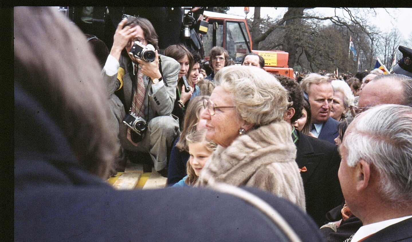 Na afloop van het defilé wandelde de koninklijke familie door de voortuin van het paleis.