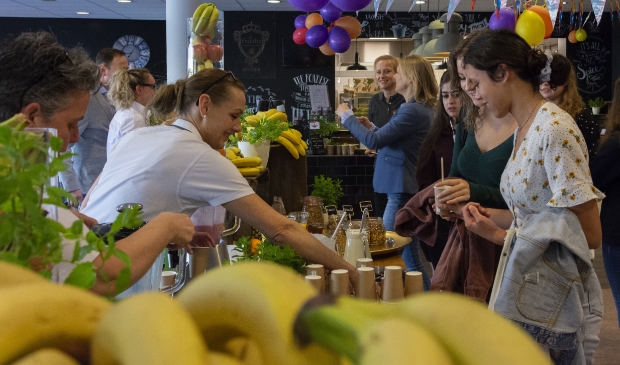 <p>Studenten Dulon College in de gezonde schoolkantine</p>