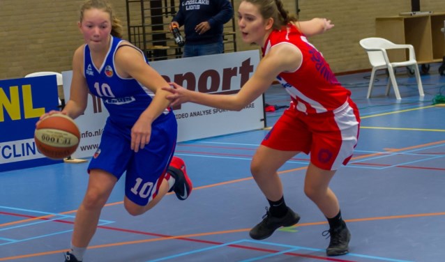 Kathelijne van Bennekom (links) gaat op voor de play offs van de Nederlandse basketbaltop.