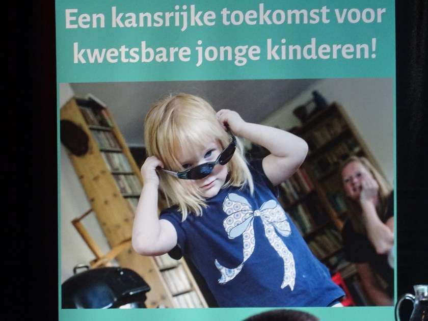 De presentatie en slogan van Stichting Meeleefgezinnen.