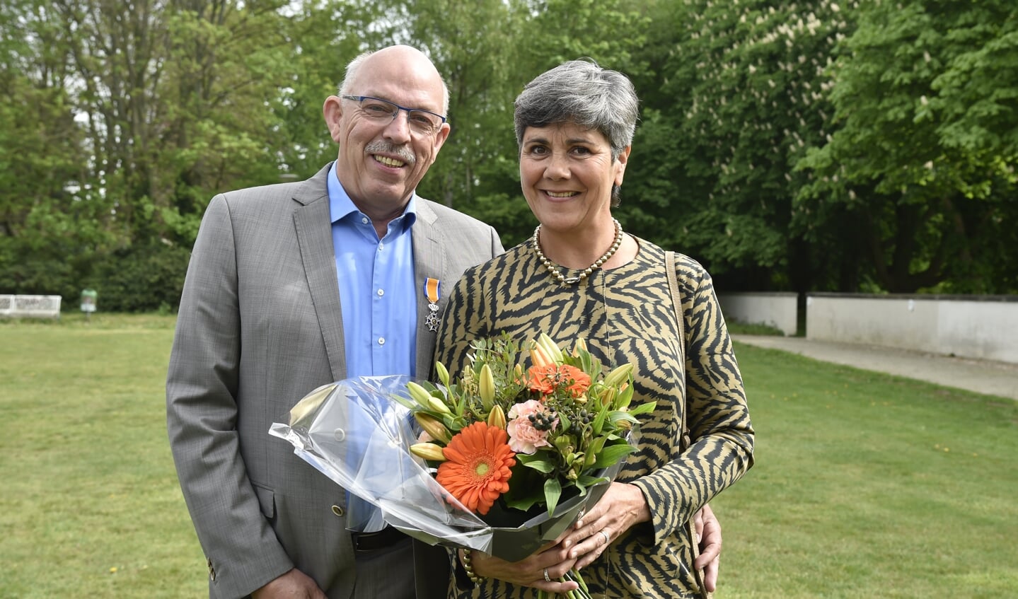 Met zijn echtgenote Carla, net nadat hij benoemd is tot Lid in de Orde van Oranje Nassau.